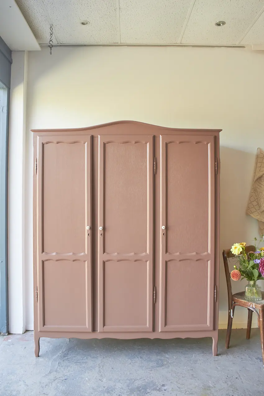 10679---Demontabele-sierlijke-kast-in-oud-roze---Firma-Zoethout-01