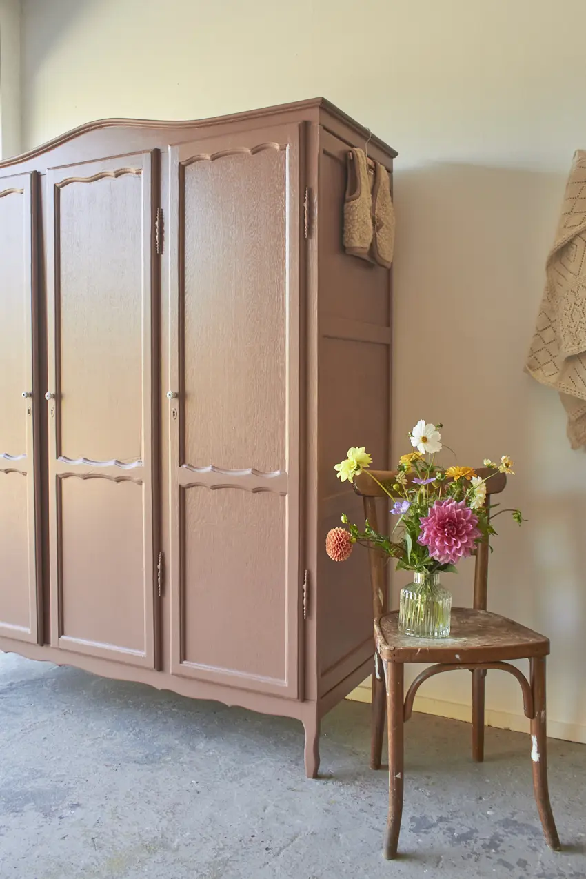 10679---Demontabele-sierlijke-kast-in-oud-roze---Firma-Zoethout-03