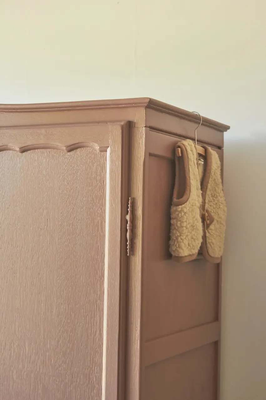 10679---Demontabele-sierlijke-kast-in-oud-roze---Firma-Zoethout-04