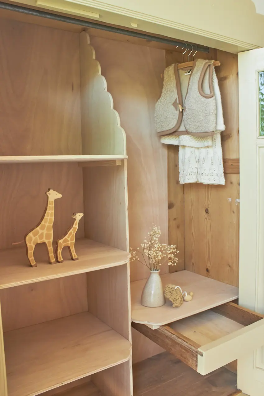 10720---Kinderkamer-kledingkast-in-Kamille-kleur---Firma-Zoethout-09