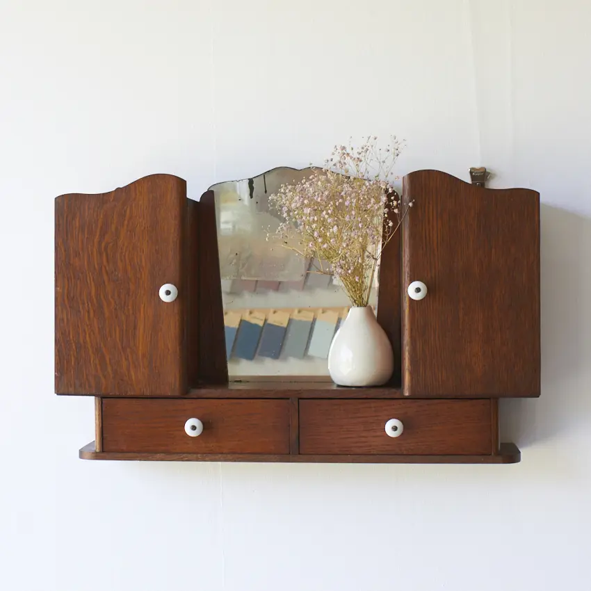 vintage hangkastje met lades en spiegel