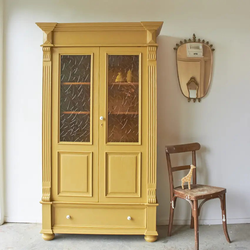 10717-Vintage-vitrinekast-in-saffraan-Firma-Zoethout-0