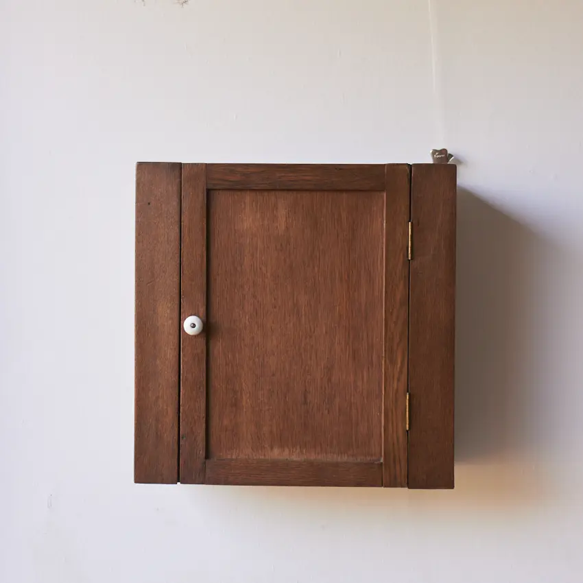 6236-Vintage-hangkastje-met-deurtje-Firma-Zoethout-00