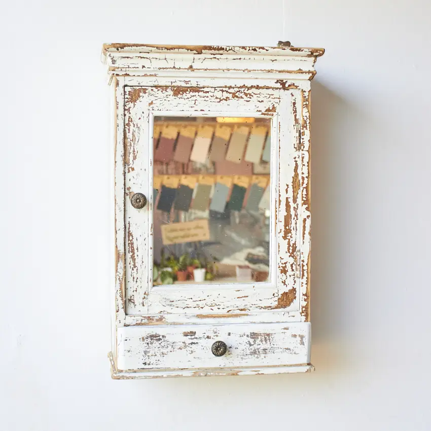 6237-Vintage-hangkastje-whitewash-met-spiegel-Firma-Zoethout-0