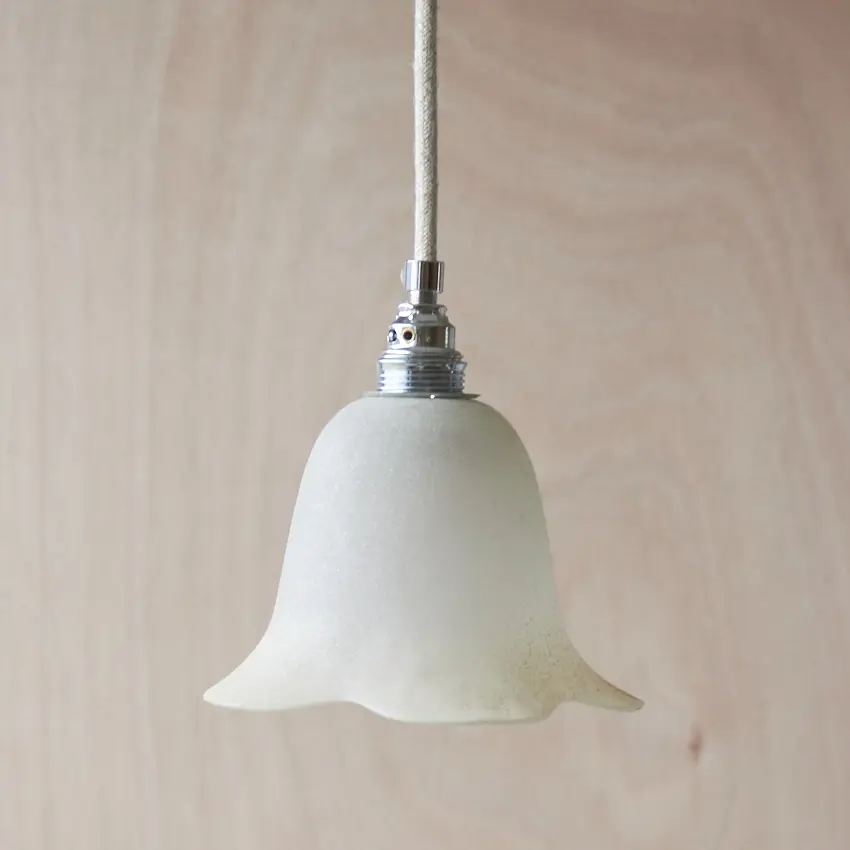 520 vintage gespikkeld lampje met een lieflijke bloemenvorm