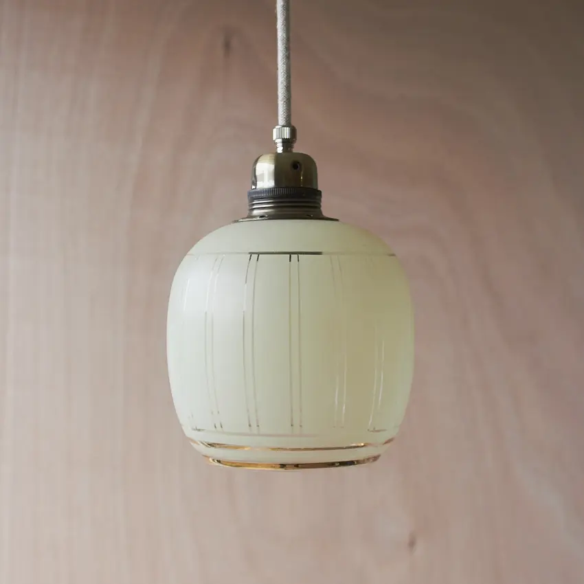 vintage-glazen-hanglampje-zachtgeel-met-gouden-lijnen-549