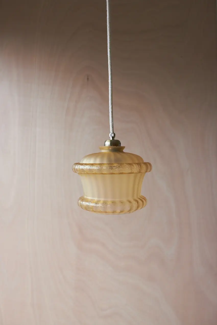 590--bijzonder-vintage-hanglampje-in-mat-geel-glas--01