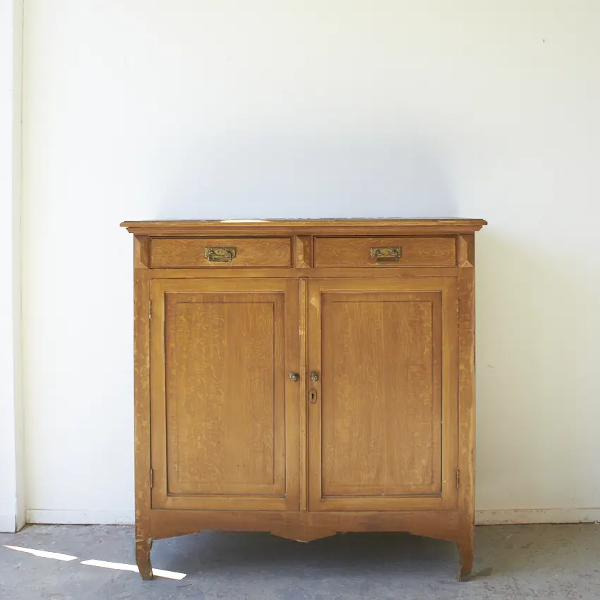 10869-Vintage-spelletjeskast-met-hoekige-details-Firma-Zoethout