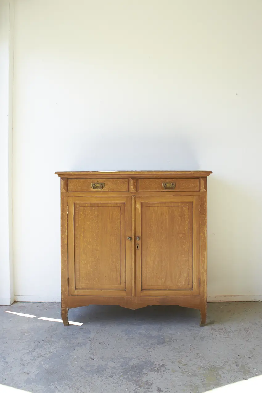 10869---Vintage-spelletjeskast-met-hoekige-details---Firma-Zoethout-01
