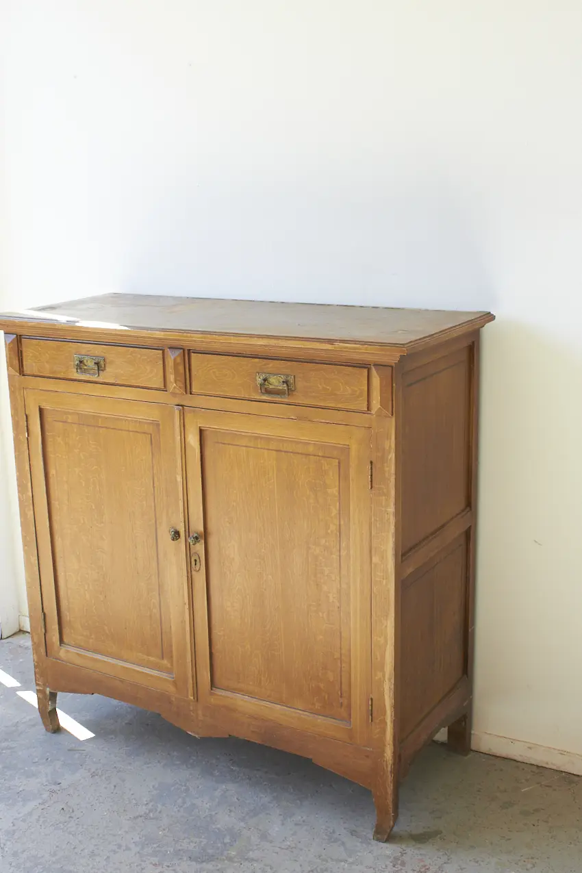 10869---Vintage-spelletjeskast-met-hoekige-details---Firma-Zoethout-02