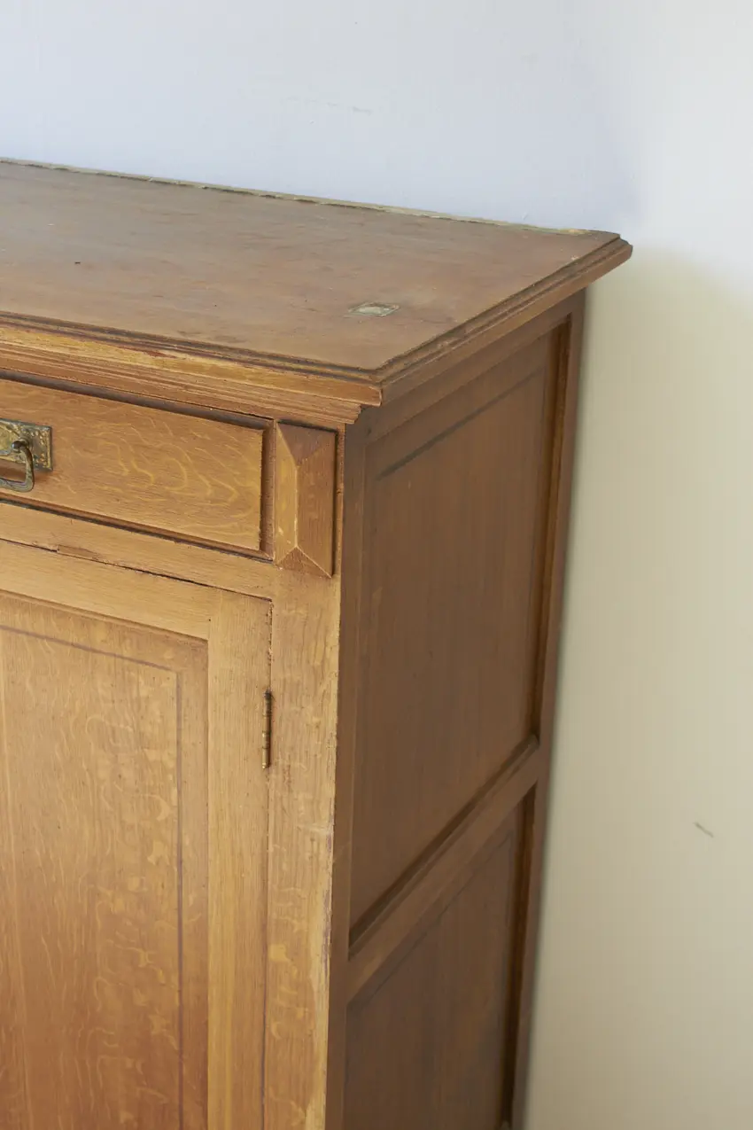 10869---Vintage-spelletjeskast-met-hoekige-details---Firma-Zoethout-07