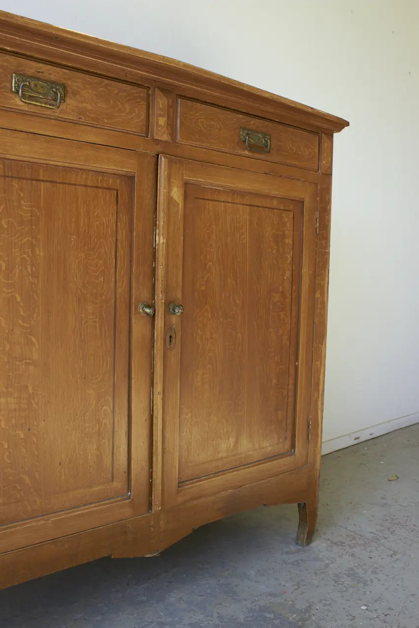 10869---Vintage-spelletjeskast-met-hoekige-details---Firma-Zoethout-09