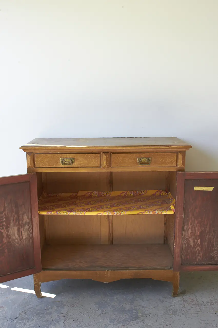 10869---Vintage-spelletjeskast-met-hoekige-details---Firma-Zoethout-10