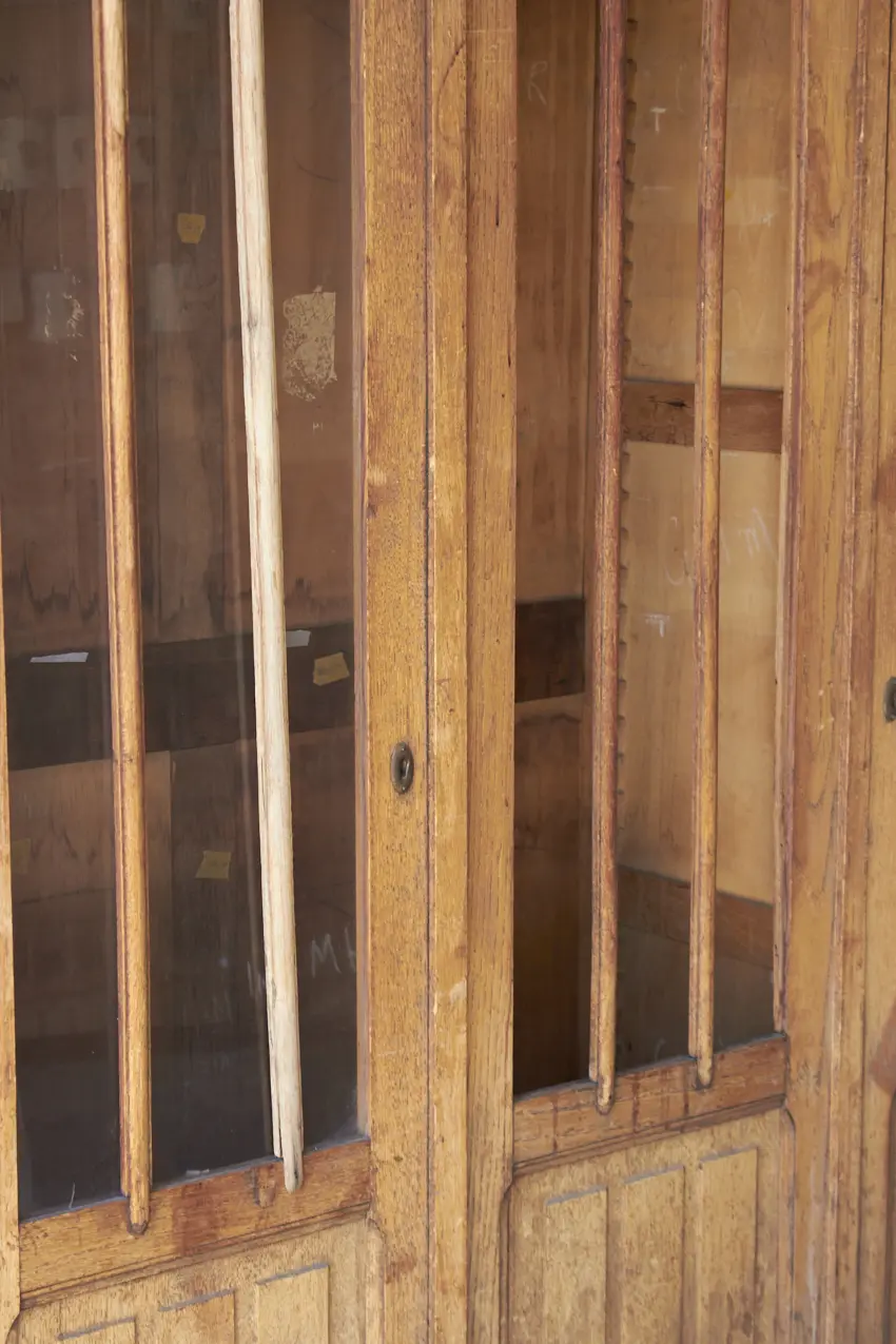 10874---Prachtige-demontabele-vitrine-kast-met-drie-deuren---Firma-Zoethout-06