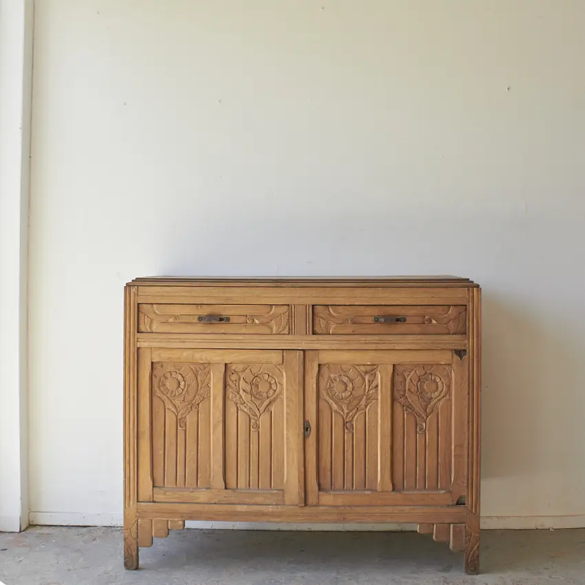 2558 Prachtige vintage commode met veel houtsnijwerk Firma Zoethout