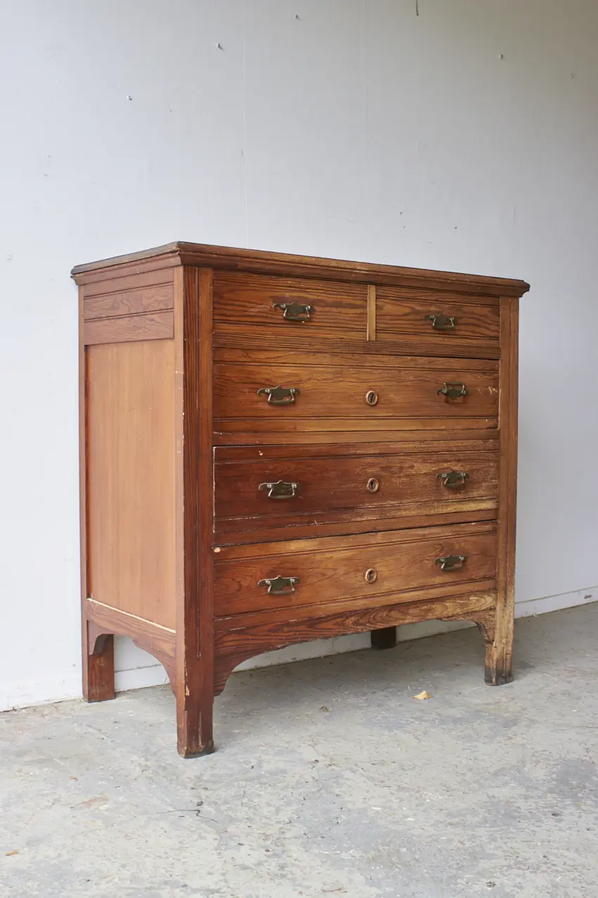 2560—compacte-vintage-ladecommode-met-subtiele-details--01