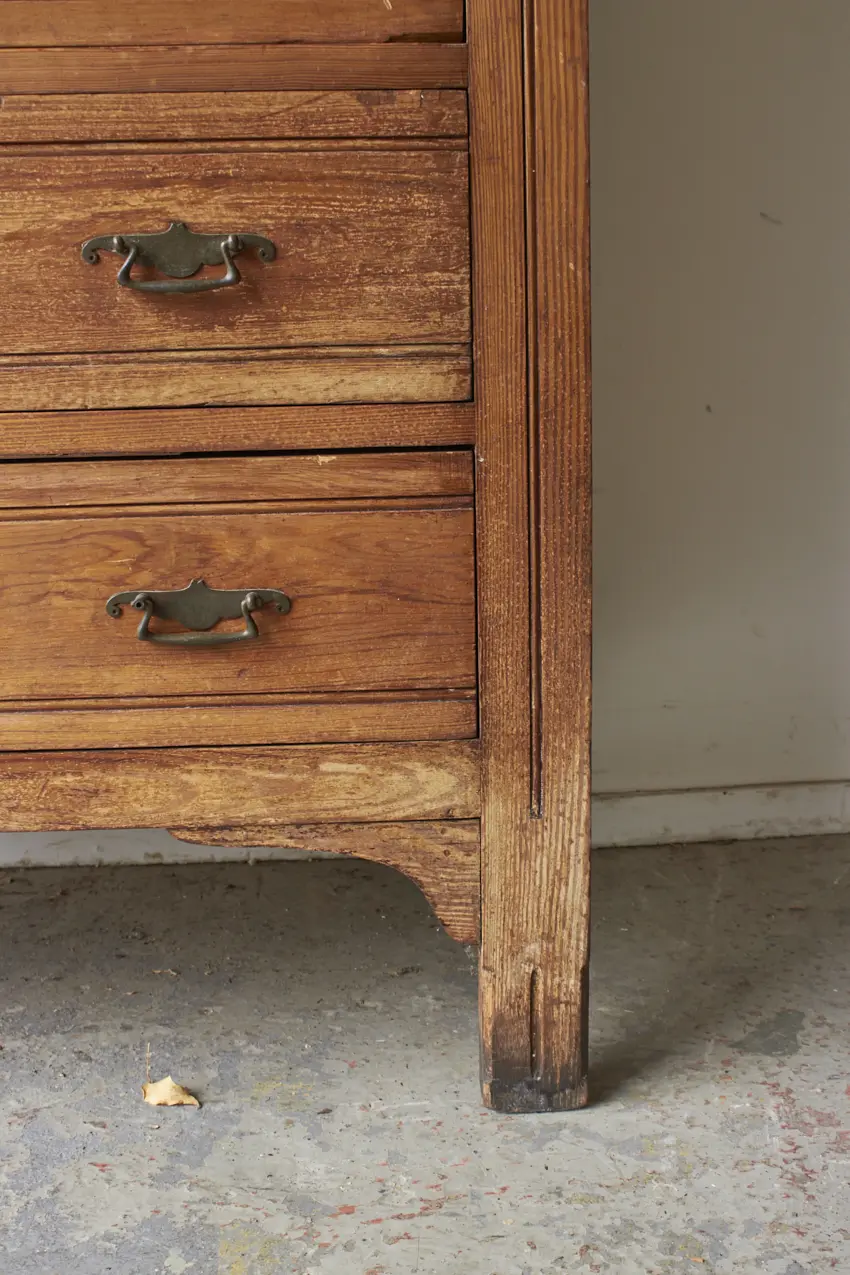 2560—compacte-vintage-ladecommode-met-subtiele-details--02
