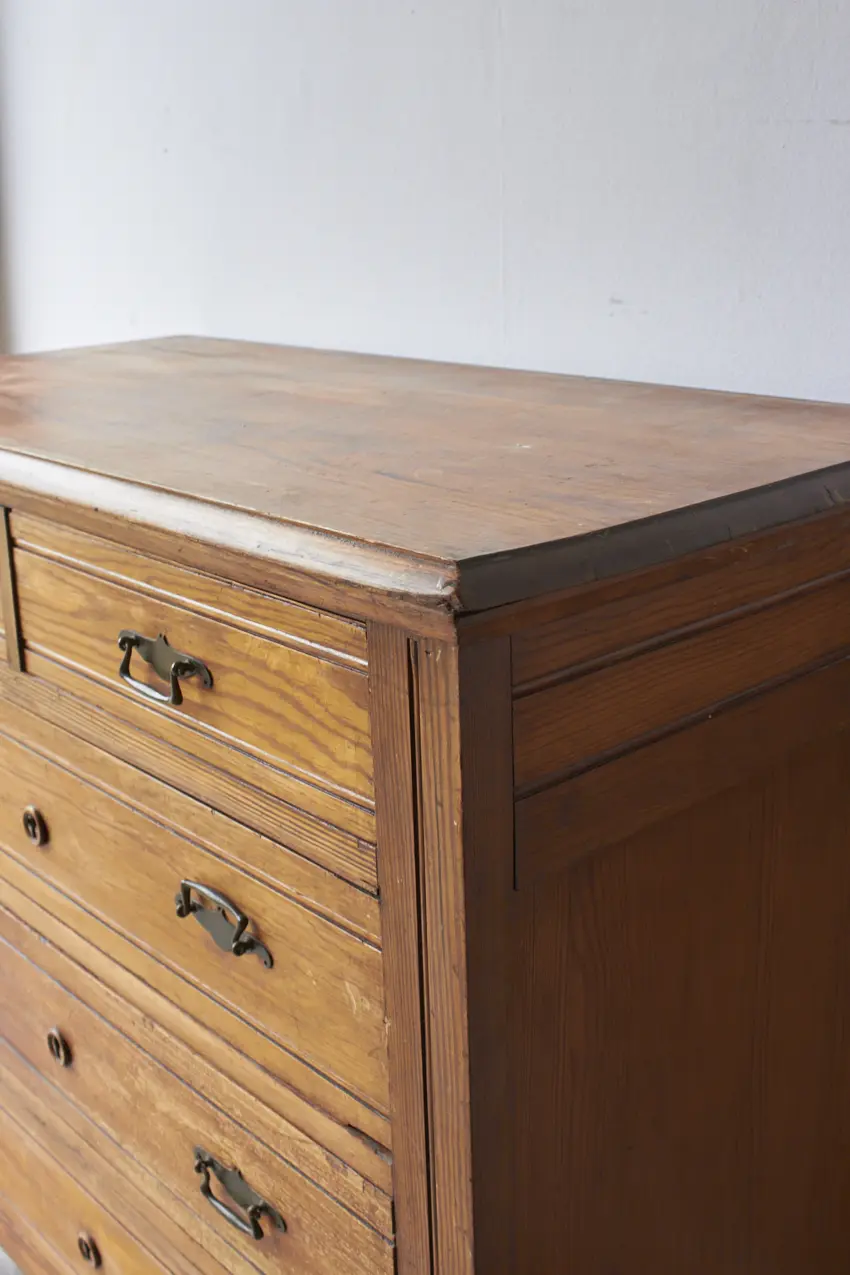 2560—compacte-vintage-ladecommode-met-subtiele-details--04