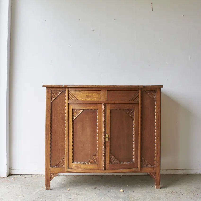 2562—prachtige-commode-met-ronding-en-houtsnijwerk—00