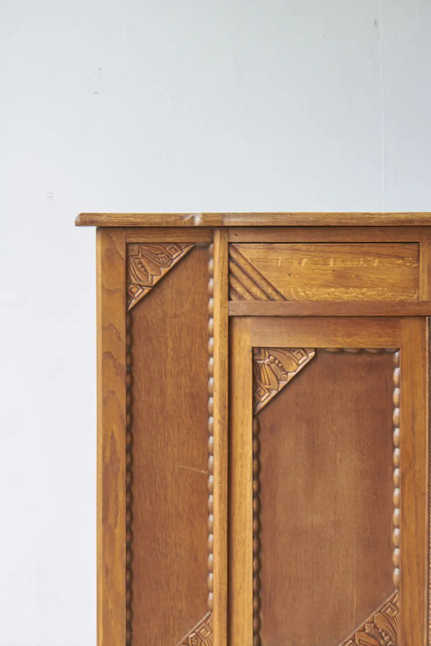 2562—prachtige-commode-met-ronding-en-houtsnijwerk—01