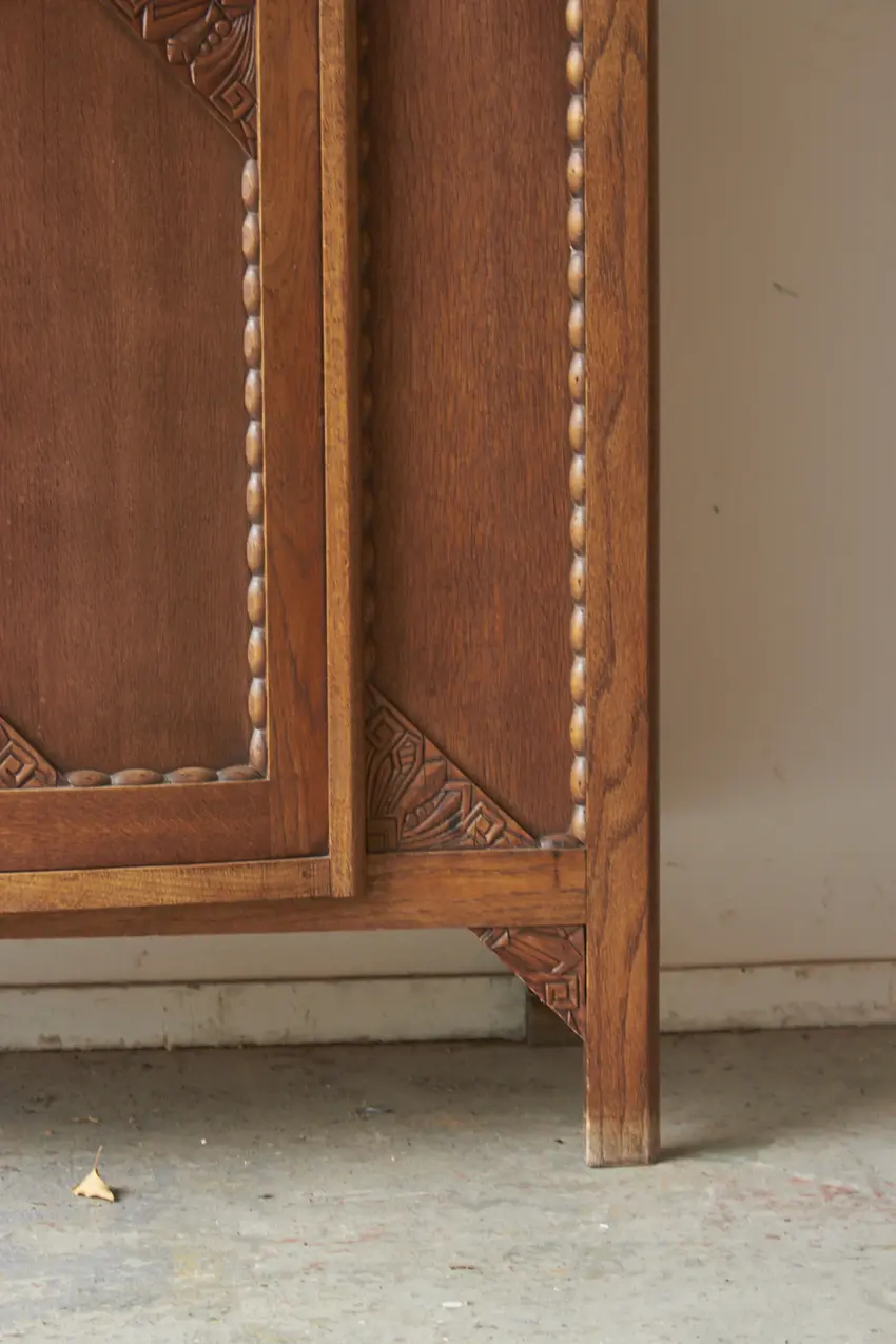 2562—prachtige-commode-met-ronding-en-houtsnijwerk—02