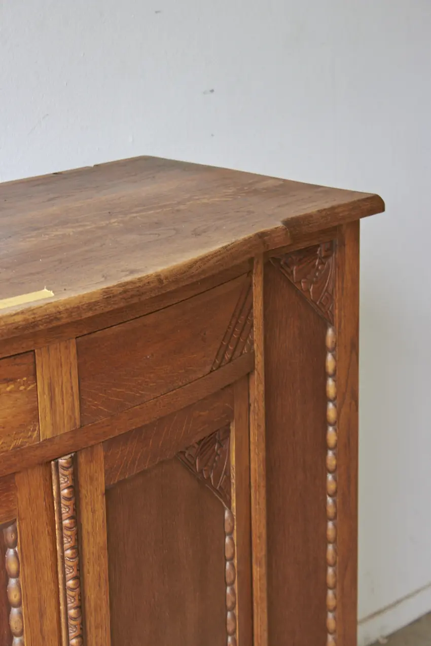 2562—prachtige-commode-met-ronding-en-houtsnijwerk—03