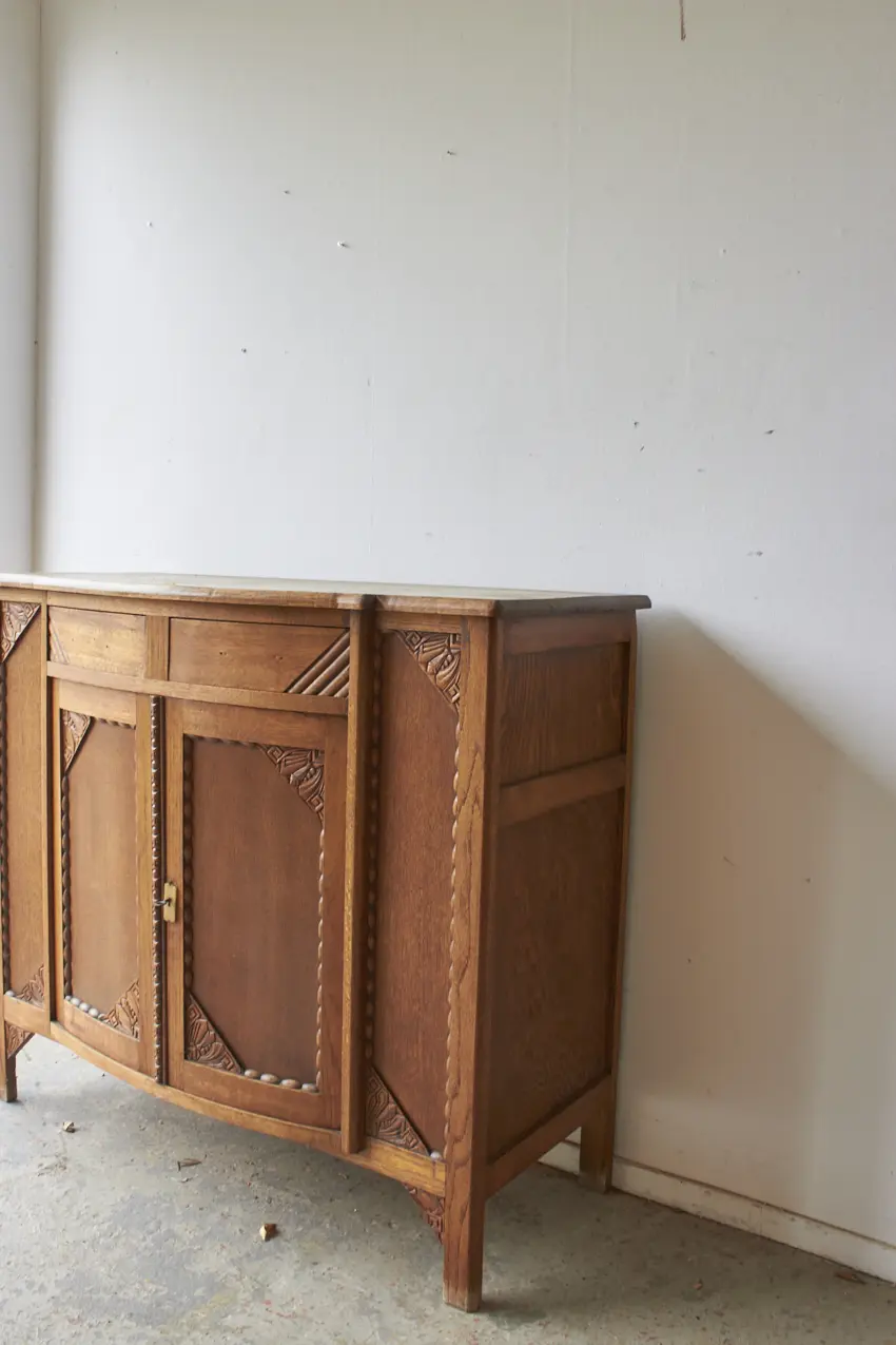 2562—prachtige-commode-met-ronding-en-houtsnijwerk—04