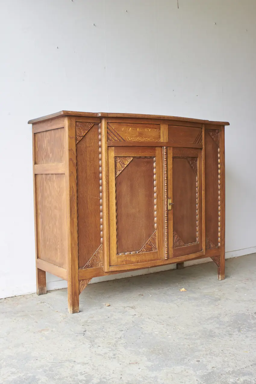 2562—prachtige-commode-met-ronding-en-houtsnijwerk—05