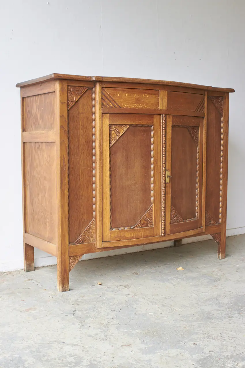 2562—prachtige-commode-met-ronding-en-houtsnijwerk—06