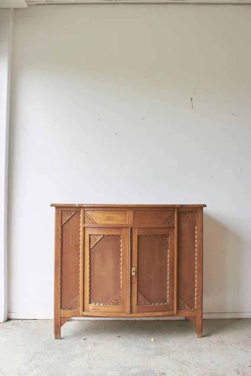 2562—prachtige-commode-met-ronding-en-houtsnijwerk—07