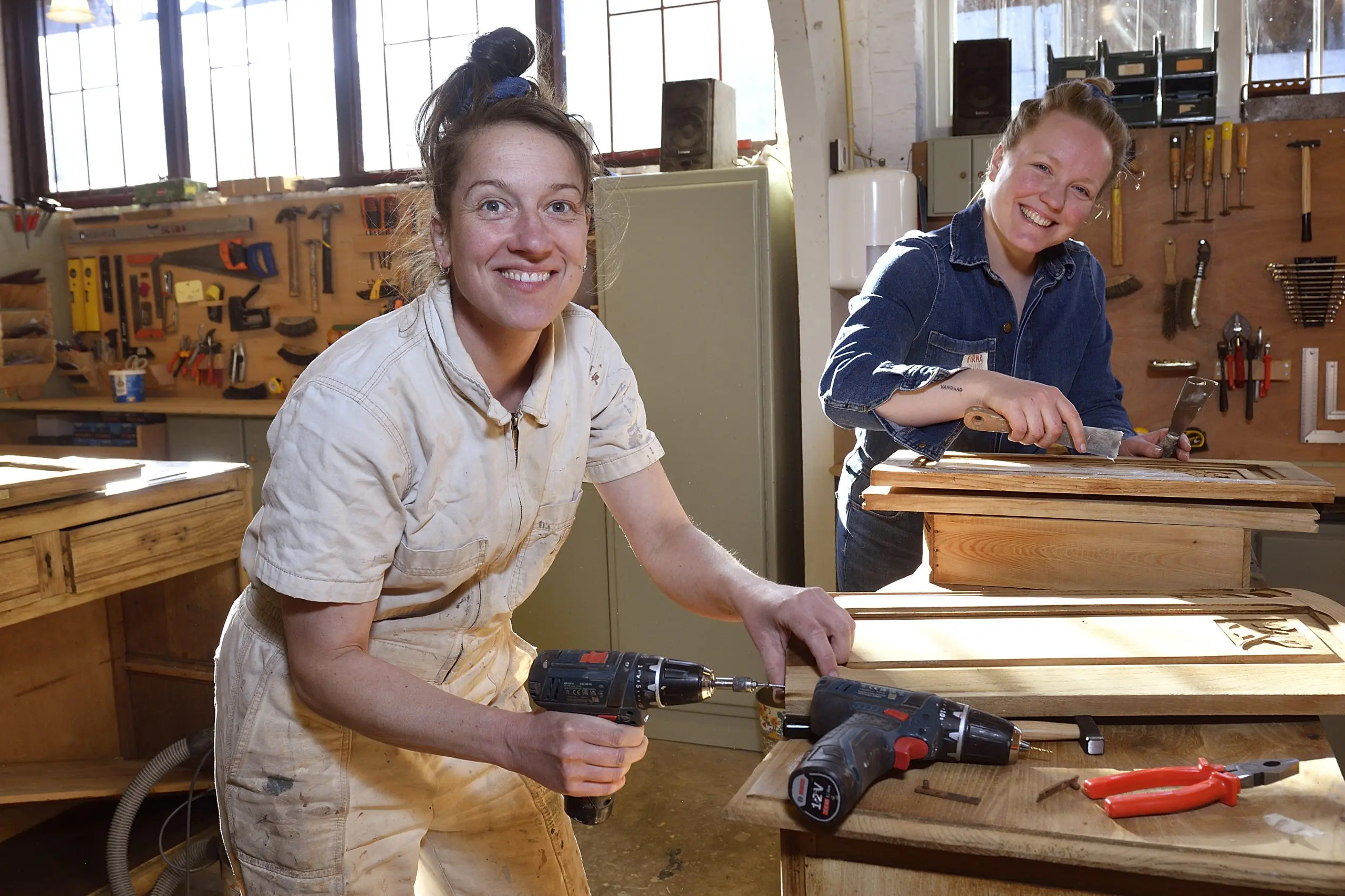 Amersfoort-krant-vintage-meubels-opknappen-in-de-werkplaats-Anne-Noa-en-Annelies