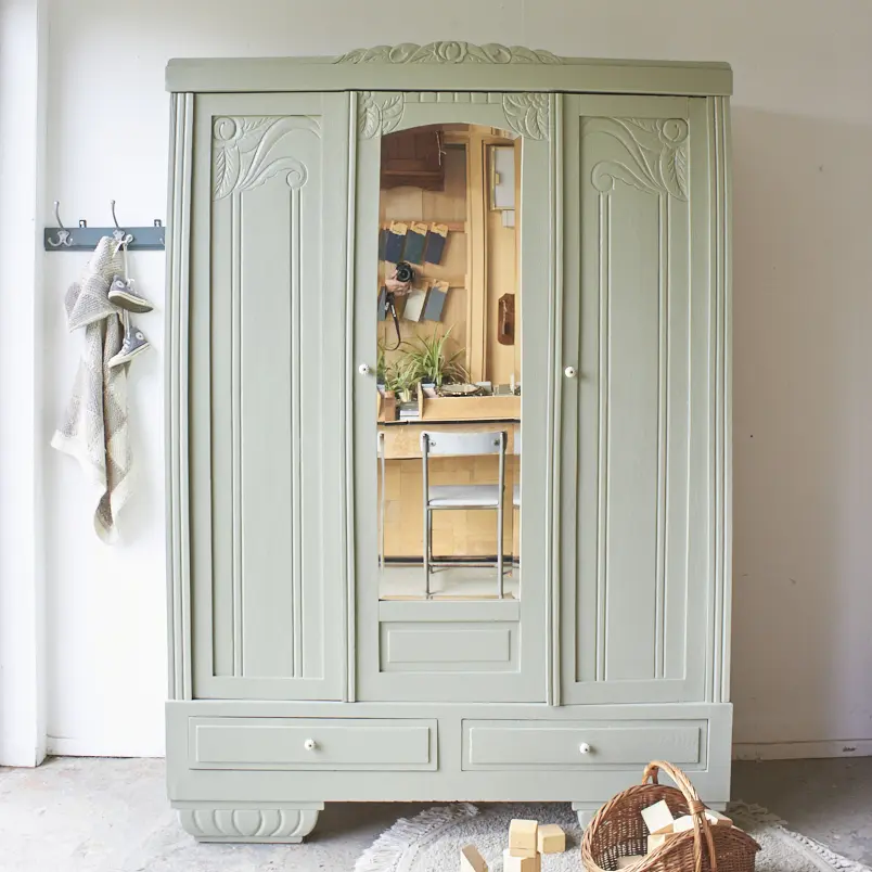 10834-1-Artisjok-groene-driedeurs-kast-met-houtsnijwerk-en-vintage-geslepen-spiegel-00