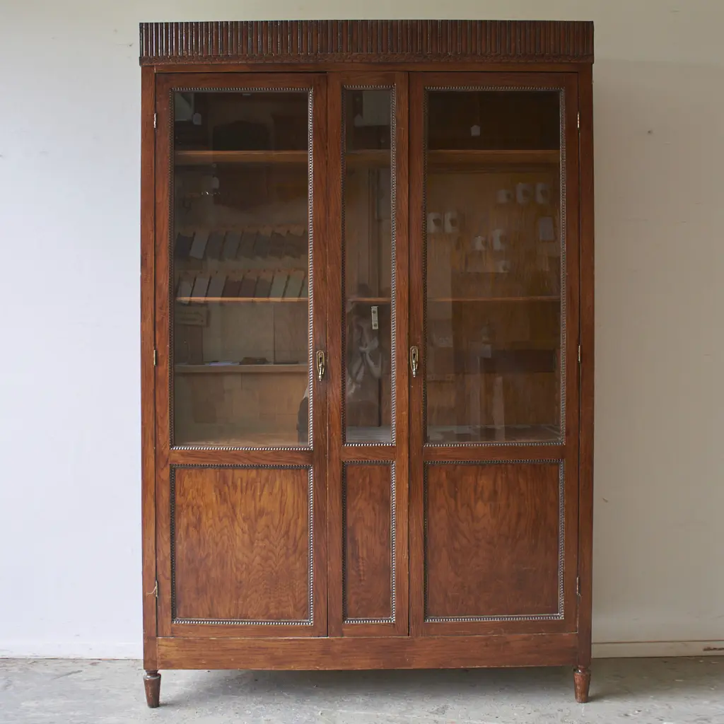 10937 prachtige ondiepe vitrinekast met houten sierwerk firma zoethout