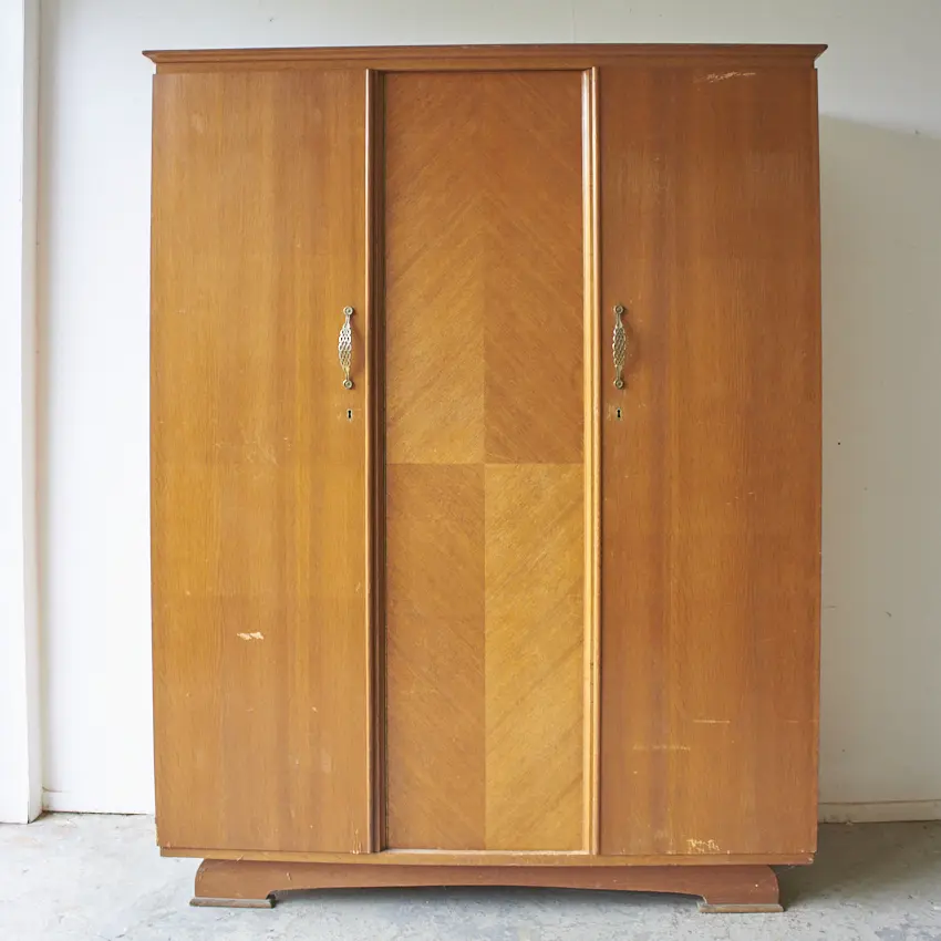 10942--strakke-retro-kledingkast-met-drie-deuren-firma-zoethout