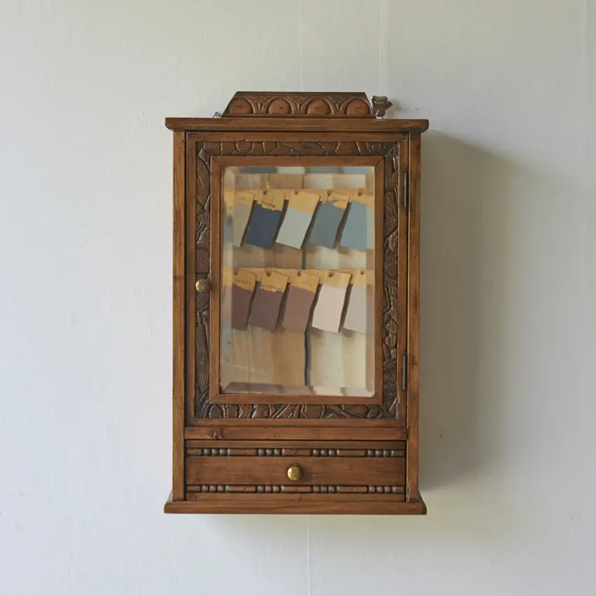 6249-Vintage-hangkastje-met-houtsnijwerk-en-spiegel-Firma-Zoethout-00