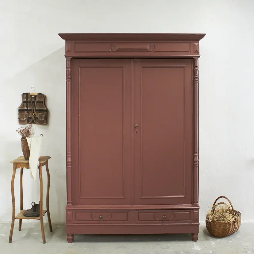 10889-1 prachtige vintage kledingkast in de kleur Karmozijn