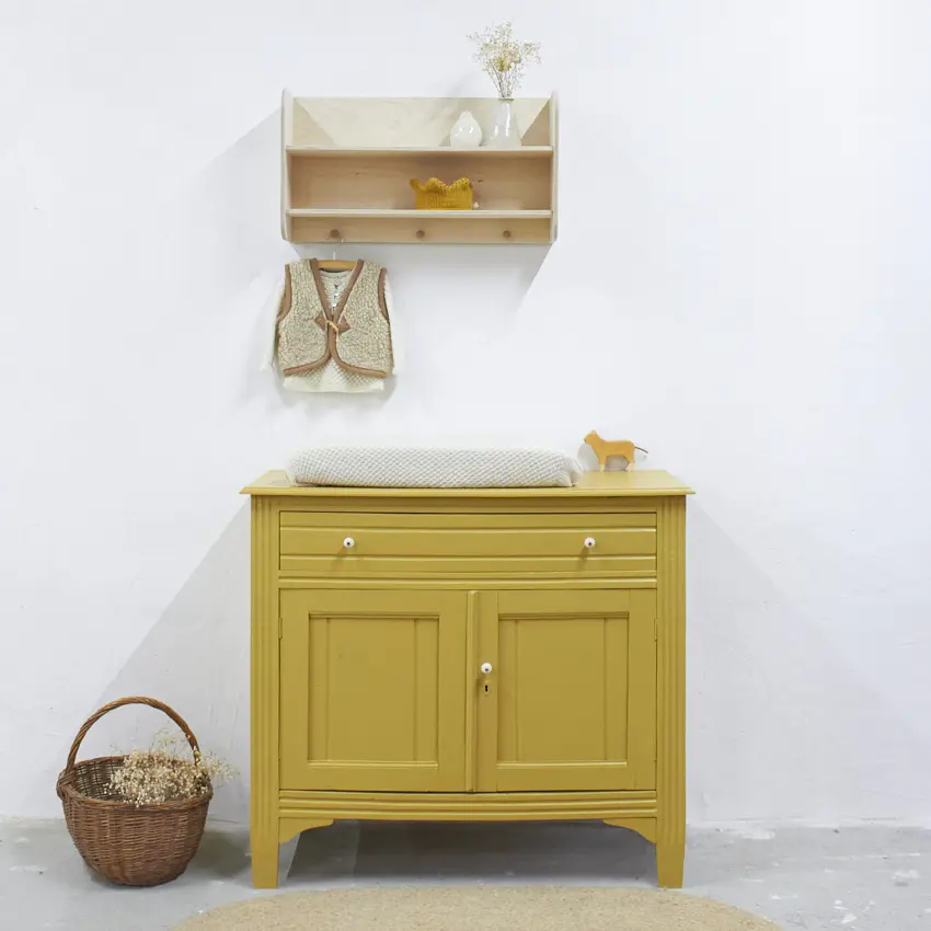 2538-1-Vintage-commode-in-Saffraan-Firma-Zoethout-00