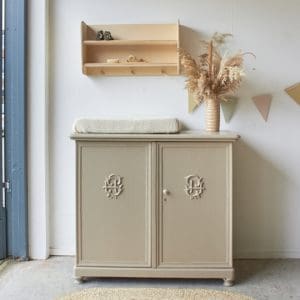 Vintage commode in Amandel