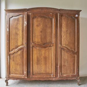 vintage demontabele sierlijke driedeurs kast