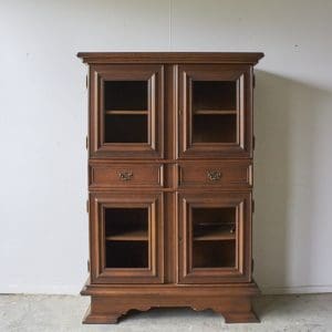 vintage kast met vier deuren en lades