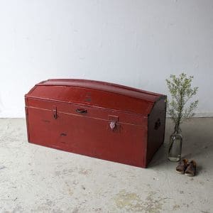 Rode vintage kist met bolle deksel