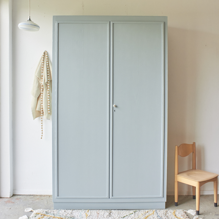 a cabinet in a room Licht-blauwe-vintage-houten-locker---Firma-Zoethout
