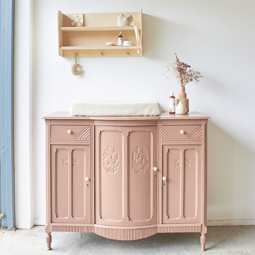 vintage sierlijke commode in oud roze met wandplankje