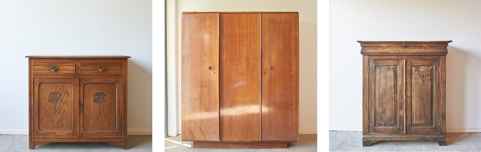 a wooden cabinet in a room vintage meubels