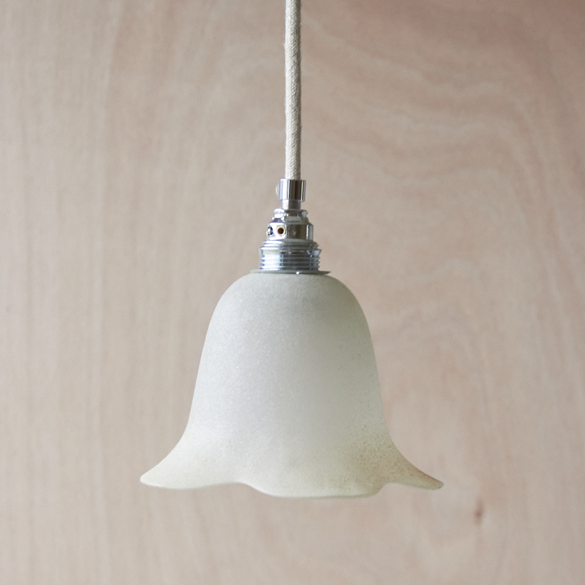 520 vintage gespikkeld lampje met een lieflijke bloemenvorm