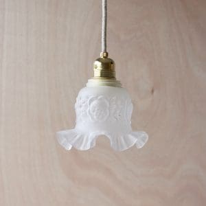 Lief wit glazen hanglampje met ruches 592