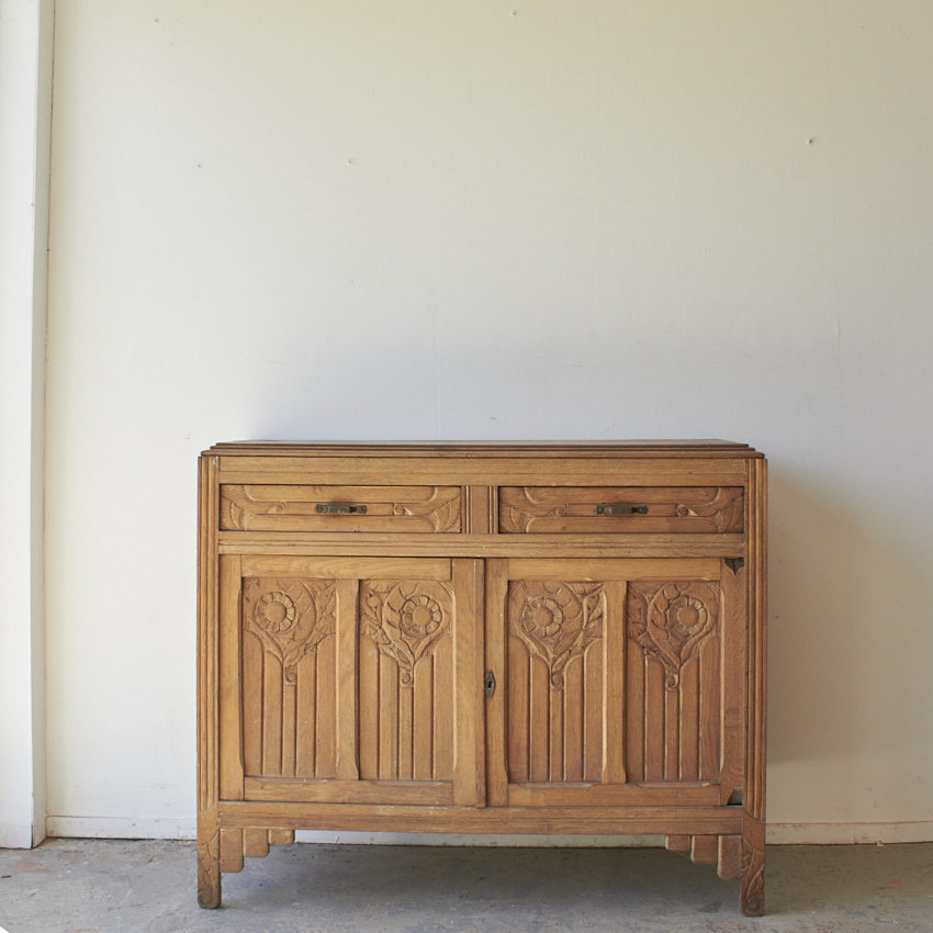 2558 Prachtige vintage commode met veel houtsnijwerk Firma Zoethout