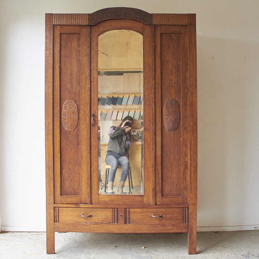 10887 Prachtige kledingkast met houtsnijwerk en vintage spiegel