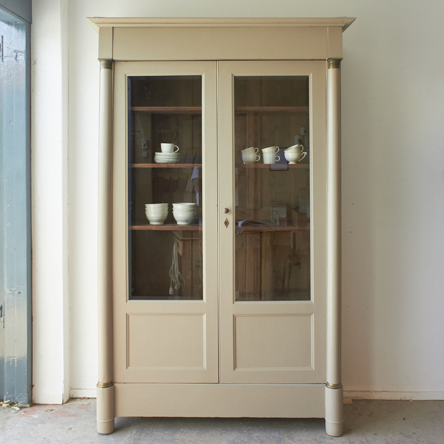 10845-Vintage-hoge-vitrinekast-in-Amandel-kleur-Firma-Zoethout-00