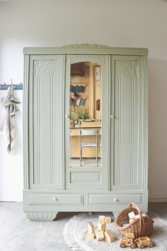 10834-1-Artisjok-groene-driedeurs-kast-met-houtsnijwerk-en-vintage-geslepen-spiegel-01